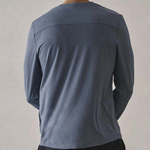 Camiseta de hombre con doble capa de manga corta gris oscuro y mangas interiores largas negras, cuello redondo, estilo casual y urbano - Product Image 6