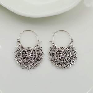 Boucles d'oreilles créoles pendantes pour femme, motif floral bohème, en alliage plaqué argent antique, bijoux fantaisie - Product Image 4