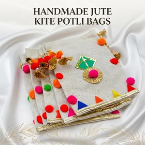 Sacs Potli en jute traditionnels faits à la main pour Makar Sankranti et Diwali avec pompons et fermeture à cordon, en provenance du Rajasthan - Product Image 1