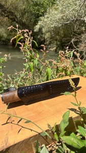 Couteau de chasse artisanal en acier Damas de qualité industrielle avec manche en bois et étui en cuir pour le camping en plein air - Product Image 4