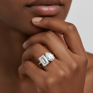 Anillo de Compromiso Abierto de Oro de 18K de Moda con Diamantes Cultivados en <span class=keywords><strong>Laboratorio</strong></span> de Corte Esmeralda de 1.5ct y Corte Pera de 1.5ct con Engaste de Puntas - Product Image 2