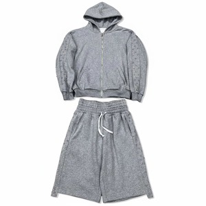 Ensemble survêtement décontracté unisexe 2 pièces avec logo personnalisé, sweat à capuche gris zippé et short en maille gaufrée texturée cloutée, style streetwear OEM ODM - Product Image 1