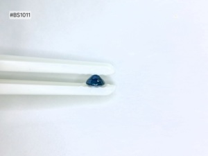 Zafiro Azul de Madagascar Grado 3A, Tono Brillante, Forma Redonda, 1.31ct, Acabado Claro y Color Intenso, Gema Suelta para Joyería - Product Image 4