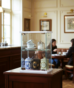 Vitrine en verre trempé TMG-G384 avec étagères réglables, idéale pour les salons, les hôtels et les magasins - Product Image 1