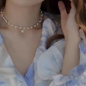 สร้อยคอมุกน้ำจืดธรรมชาติขนาด 4-5 มม. ดีไซน์แฟชั่นสไตล์นางฟ้า พร้อมสายถักลายเหรียญทอง ความยาวระดับไหปลาร้า - Product Image 3