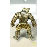 Colgante de estilo superhéroe premium con acabado en negro y dorado y brillantes piedras de diamante moissanita