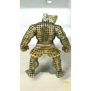 Colgante de estilo superhéroe premium con acabado en negro y dorado y brillantes piedras de diamante moissanita - Product Image 4