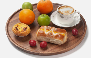 Plateau décoratif rond en bois avec pot de plante, bougie et bouteille en verre, style minimaliste, plateau à apéritifs et charcuterie - Product Image 6