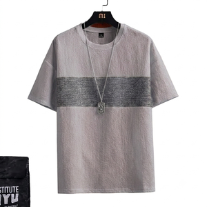 เสื้อยืดสีเทาอ่อนสำหรับผู้ชายเสื้อผ้าแฟชั่นโอเวอร์ไซส์แบบลำลองเปิดไหล่พิมพ์ลายผ้าสีเทา - Product Image 1