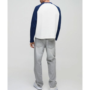 Camiseta de Manga Larga Raglán para Hombre, Blanca con Contraste Azul Marino, Tejido de Algodón, Cuello Redondo, Corte Regular Informal - Product Image 2