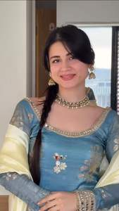 Dernière collection de vêtements de mariage pour femmes, Salwar Kameez en soie Fendy avec broderie de fils, miroirs et dentelle, robe traditionnelle prête à porter - Product Image 3