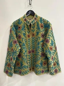 Blouson en velours style vintage Suzani, brodé à la main de motifs floraux, style bohème, vêtement d'extérieur artisanal, fermeture à un seul bouton - Product Image 1