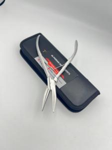 Alicates de punta plana de acero inoxidable sólido con acabado espejo plateado para extensiones de cabello, multifunción, con logotipo personalizado y estuche de cuero. - Product Image 4