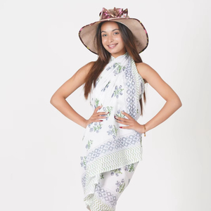 Sarong en coton bleu ciel à motifs floraux imprimé à la main - Product Image 1