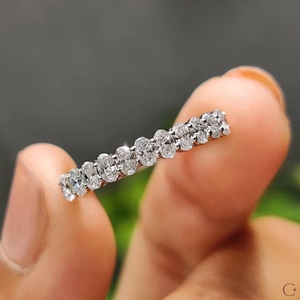 Bague de mariage en or massif 14 carats avec diamant ovale solitaire demi-éternité, diamant de laboratoire DE VVS, certifié IGI, bande en or massif jaune - Product Image 1