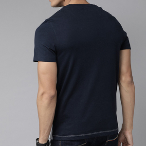 Camiseta de Manga Corta para Hombre, Cuello Redondo, Tejido de Punto, Bloques de Color, Ribete en Contraste, Corte Ajustado, Estilo Casual, Blanco y Azul Marino - Product Image 4