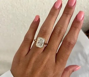 Bague de déclaration de luxe en diamant taille brillant radiant avec halo pavé, collection de joaillerie fine pour fiançailles, mariage et anniversaire - Product Image 4