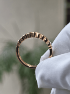 Anillo de Boda con Diamante Cultivado en Laboratorio, Oro Amarillo de 14K, 0.25ct, Corte Brillante, Banda Festoneada, Engaste de Puntas Compartidas, Certificado IGI, VVS2 - Product Image 3