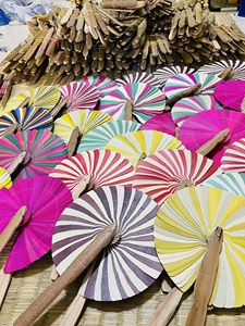 Abanico de Hoja de Palma Plegable Colorido para Festivales y Eventos al Aire Libre - Abanico Redondo Plegable de Hoja de Palma - Product Image 4