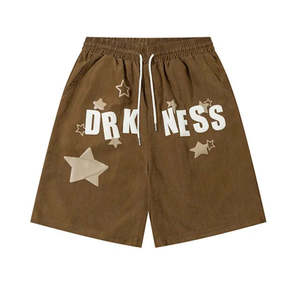 กางเกงขาสั้นผู้ชายพิมพ์ลายโลโก้ 3 มิติแบบพัฟฟ์ สไตล์ซัมเมอร์ซันเฟด ผ้าฝ้าย 100% แต่งดีเทลขาดๆ สำหรับผู้ชาย - Product Image 1