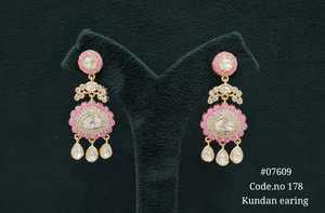 Boucles d'oreilles pendantes Kundan plaquées or avec breloques en moissanite, pierres roses et transparentes, bijoux en laiton pour femmes, idéales pour les mariages. - Product Image 3