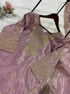 Salwar Kameez Tradicional de Seda Lila para Mujer con Bordado Dorado, Corte Regular, Largo hasta el Tobillo, Estilo India Pakistán, Ropa de Boda - Product Image 5