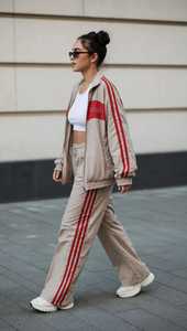 ONETEN APPAREL Conjunto Deportivo para Mujer, Beige con Rayas Rojas, Manga Larga, Corte Holgado, Ligero, Cuello Alto, Pantalones Deportivos con Bolsillos Laterales - Product Image 5