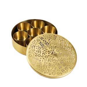 Boîte à épices en laiton gravée à la main, Masala Dabba avec bols intérieurs et cuillère, rangement de cuisine traditionnel - Product Image 1