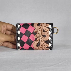 Cartera de Cuero Genuino Grabado en Rosa y Negro 2026, la Más Vendida, para Mujer, con Patrón a Cuadros y Correa de Muñeca - Product Image 4