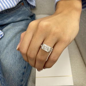 Bague de Fiançailles et de Mariage en Argent Sterling S925 avec Diamant Moissanite VVS Taille Radiant de Luxe pour Femme – Vente en Gros - Product Image 1