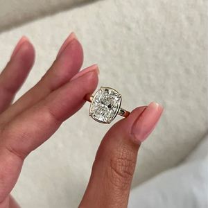 Anillo de compromiso de oro de 14k con diamante de laboratorio de corte cojín alargado de 5.0 CT, engaste de puntas, moderno, de lujo, para propuesta de matrimonio o boda - Product Image 1