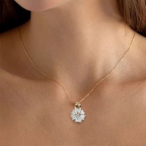 Collar con Colgante de Flor de Diamantes en Plata 925 Unisex, Corte Esmeralda, Cadena de Serpiente, Clásico para Bodas y Uso Diario - Product Image 4