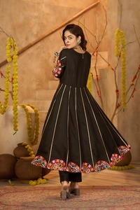 Conjunto de Kurti y Pantalón de Algodón Premium para Mujer, Bordado con Espejos Originales |   Ropa Festiva para Navratri Garba - Product Image 6