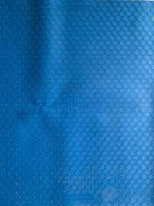 Tapis en caoutchouc bleu anti-fatigue sur un sol d'atelier industriel propre avec étagères à outils, machines et espace de travail de fabrication moderne - Product Image 3