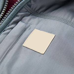 Veste d'hiver en laine sherpa à manches longues, couleur bordeaux, col montant demi-zip, logo frontal avec poche latérale zippée - Product Image 2