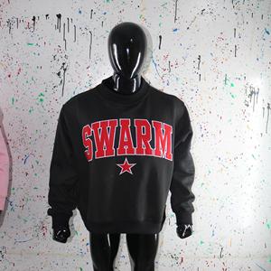 Sudadera SWARM BLACK con Cuello Alto, 100% Rojo, Apliques Bordados, Cuello Ancho, Hilos Finos - Product Image 4