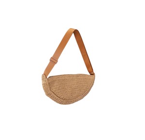 Domina tus días activos con este dinámico bolso de hilo natural con forma de media luna y correa ancha ajustable hoy mismo. - Product Image 1