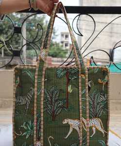 Sac fourre-tout en coton matelassé fait main, imprimé animaux de la jungle verte, sac à bandoulière bohème, sac fourre-tout tropical, sac à main imprimé faune - Product Image 3