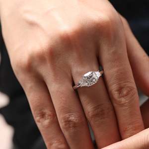 Bague de fiançailles de luxe en or 14 carats avec diamant de laboratoire taille coussin de 2 carats et trois pierres, avec diamants latéraux brillants en forme de trapèze, certifiée IGI CE - Product Image 3