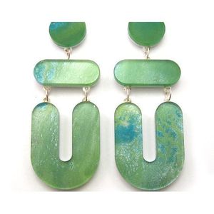 Boucles d'oreilles modernes en résine artisanale pour femmes, finition durable, accessoires de mode en cristal - Product Image 6