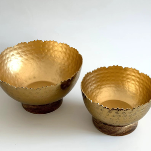 Cuenco de chocolate de aluminio martillado con borde desgarrado y acabado dorado para presentación diaria en la mesa y exhibición de dulces en la mesa auxiliar. - Product Image 1