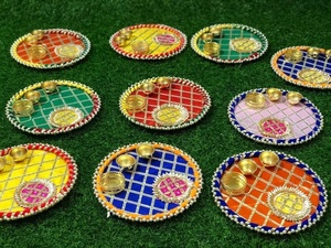 Hermoso regalo de regreso de boda Puja Thali hecho a mano para invitados Diya para el hogar Tela DE TRABAJO DE Gota Thali Regalo de Festival hecho a mano - Product Image 2