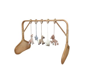 Structure de jeu pour bébé en rotin tressé fait main, centre d'activités naturel pour nourrissons avec base tressée et jouets sensoriels en forme d'arche - Product Image 1