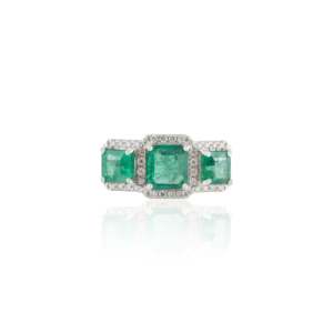 แหวนหมั้นทองคำ 18K ประดับมรกตและเพชรสามเม็ด รับรองโดย IGI - Product Image 3
