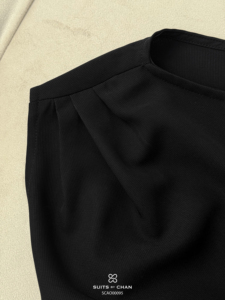 Blusa drapeada minimalista negra con hombros descubiertos para mujer, top de moda contemporánea de poliéster y elastano ELOWEN - Product Image 5