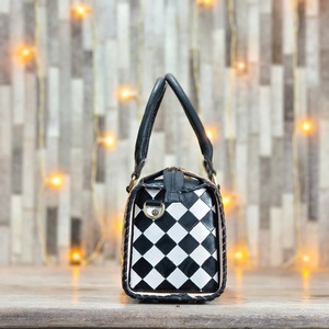 Bolso de Mano de Cuero de Lujo con Diseño de Tablero de Ajedrez y Grabado Floral, Cierre de Cremallera Resistente - Product Image 3