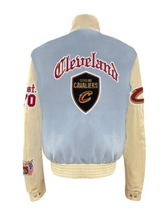 เสื้อแจ็คเก็ตวาร์ซิตี้ Cleveland Cavaliers ผ้าขนสัตว์และหนังสไตล์อังกฤษโบราณ สีฟ้าอ่อน - Product Image 2