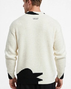 เสื้อสเวตเชิ้ตแขนยาวผู้ชายสีขาวลายแจ็คการ์ด คอวี แต่งสีดำแบบคัลเลอร์บล็อก สไตล์ลำลอง - Product Image 4