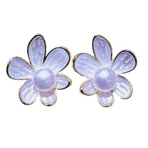 ต่างหูมุกน้ำจืดสีขาวธรรมชาติ ดีไซน์ดอกไม้หกกลีบแบบไม่สมมาตร ประดับด้วยมุกขัดเงา แฟชั่นหรูหราจากจูจี้ - Product Image 5