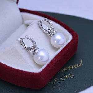ต่างหูมุกน้ำจืดสีขาวทรงเกาหลี เงินแท้ S925 ขนาด 11-12 มม. แสงเงาสวยงาม พร้อมตัวล็อคสำหรับผู้หญิง - Product Image 4